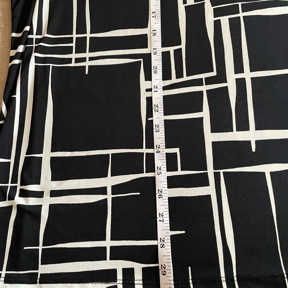 Women’s Black and White Geometric Top Plus Size 26W - Picture 6 of 6